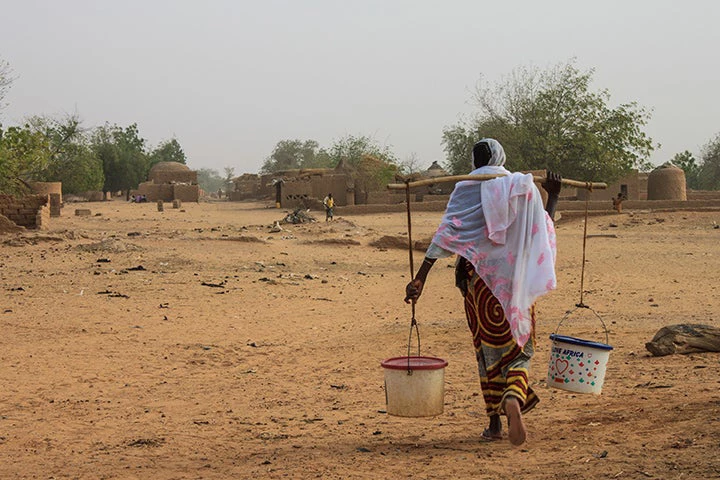 Woman fetching water in the village of Chagnassou, Niger. (Photo: Sarah Farhat/ The World Bank)