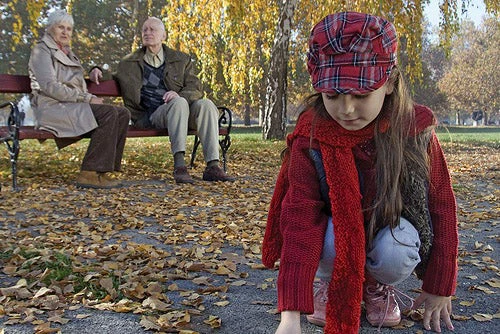 Elderly couple watches a child. Belgrade, Serbia. Photo: I. Djokovic/World Bank