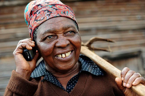 A farmer in the Kibirichia area of Mount Kenya. Photo credit: Flickr @ciat | CIAT International Center for Tropical Agriculture