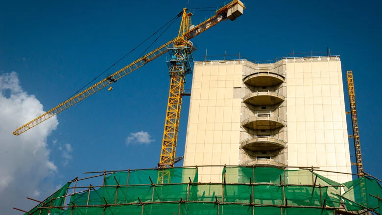 Une grue survole une nouvelle construction au centre-ville de N'Djamena au Tchad. Photo : Arne Hoel/Banque mondiale