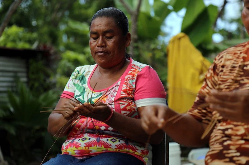 Dans la communauté autochtone des Kalinagos, Beverly Joseph fait vivre sa famille en tressant des paniers et d’autres objets qu’elle vend aux touristes, mais depuis l’ouragan Maria les visiteurs se font rares. © Emily Bartels Bland/Banque mondiale