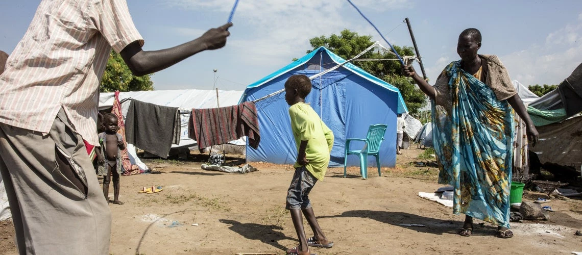 Un moment de jeu pour des enfants déplacés vivant dans un camp de transit de l'ONU au Soudan du Sud. © Photo ONU/Isaac Billy