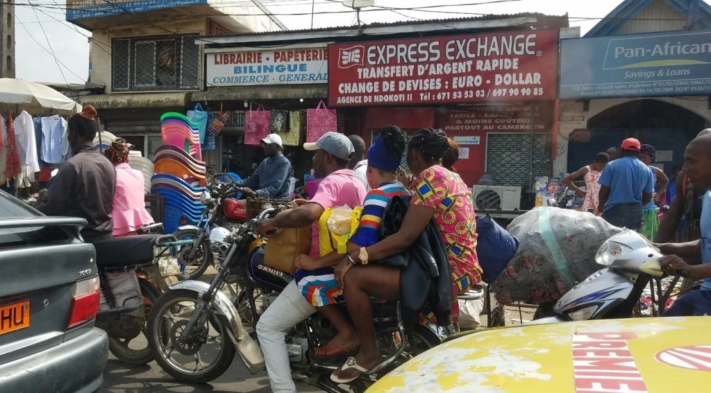 Mototaxis a Douala.  Credito photo: Benjamin Fouchard