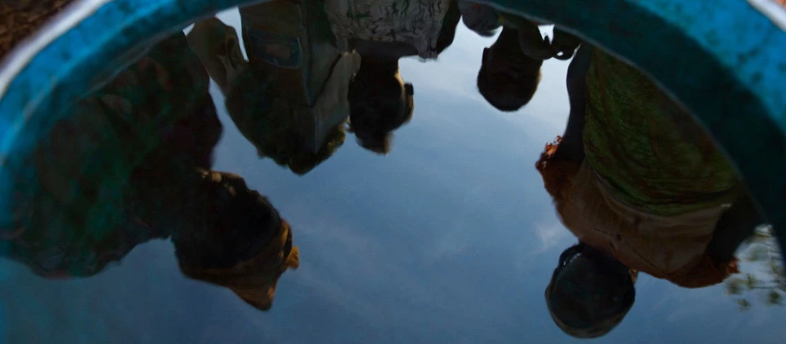 Reflet dans un réservoir d'eau (Ghana). Photo : © Arne Hoel / Banque mondiale