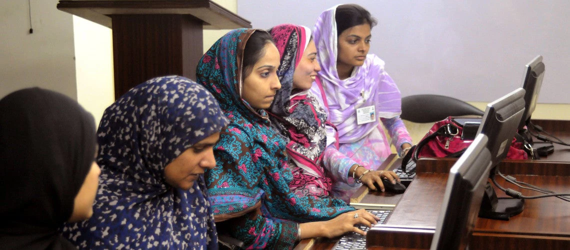 Young women learn computer skills in Pakistan.  Photo: Visual News Associates / World Bank