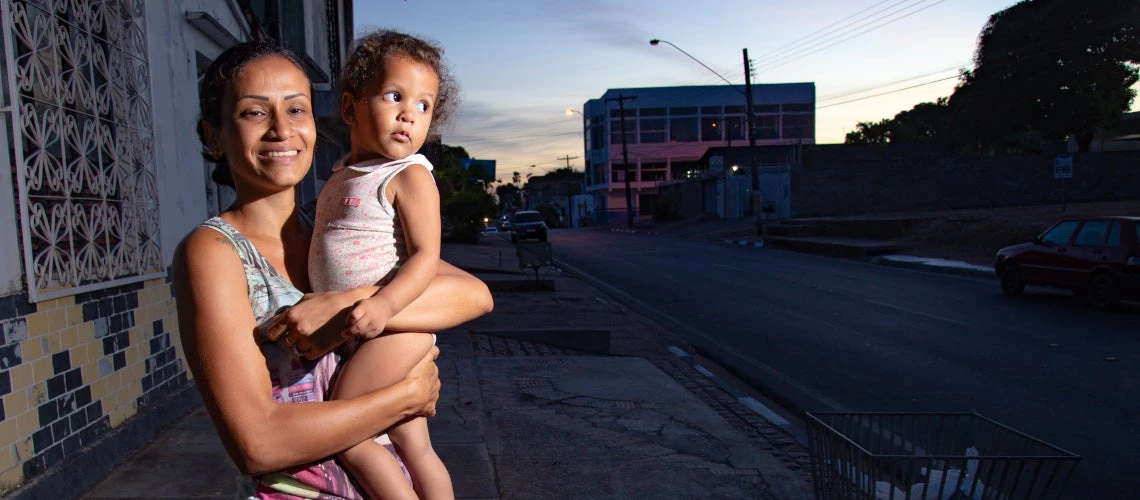 Refugiada venezuelana segurando a filha. Foto: Michael John Swan/CC BY-ND 2.0