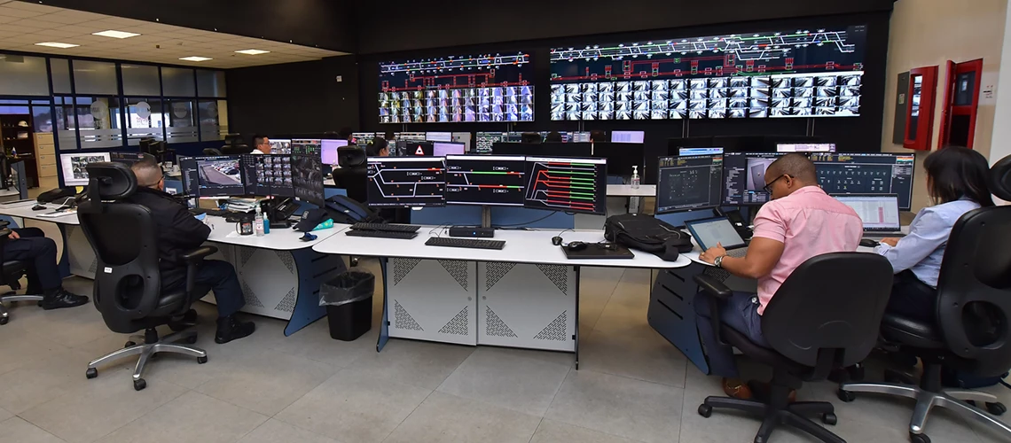 Trabajadores del metro de Panamá con sus computadoras