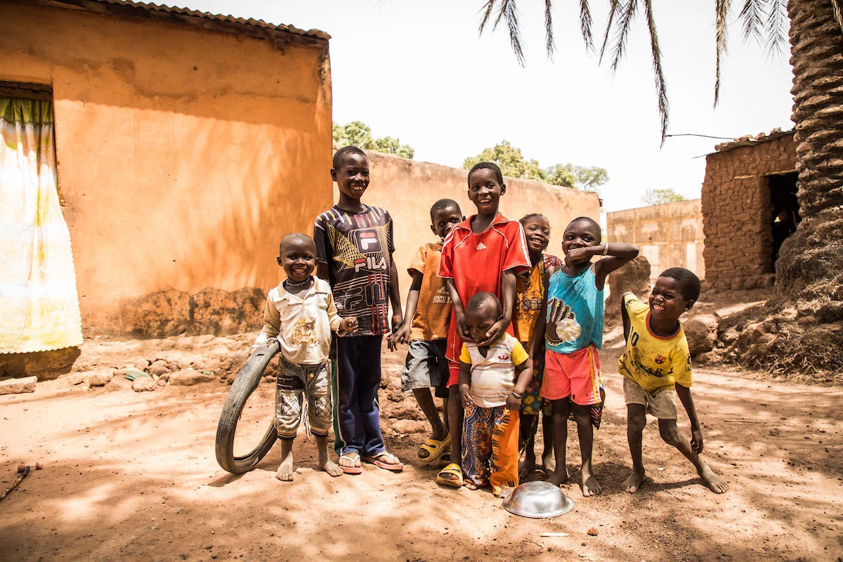 Village de Kaboïla, région de Sikasso, Mali. Enfants du quartier au village.