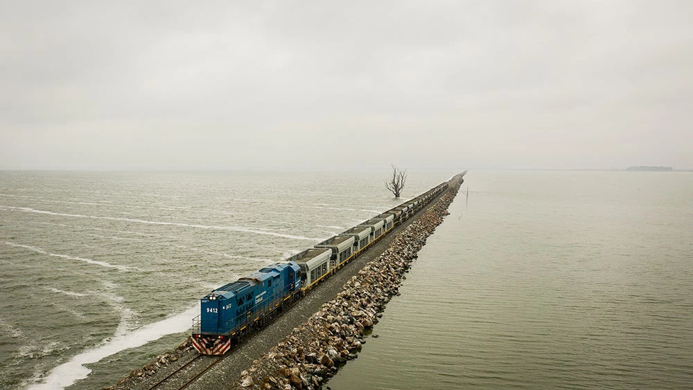 Tren atravesando una inundación. Foto: Ministerio de Transporte de Argentina