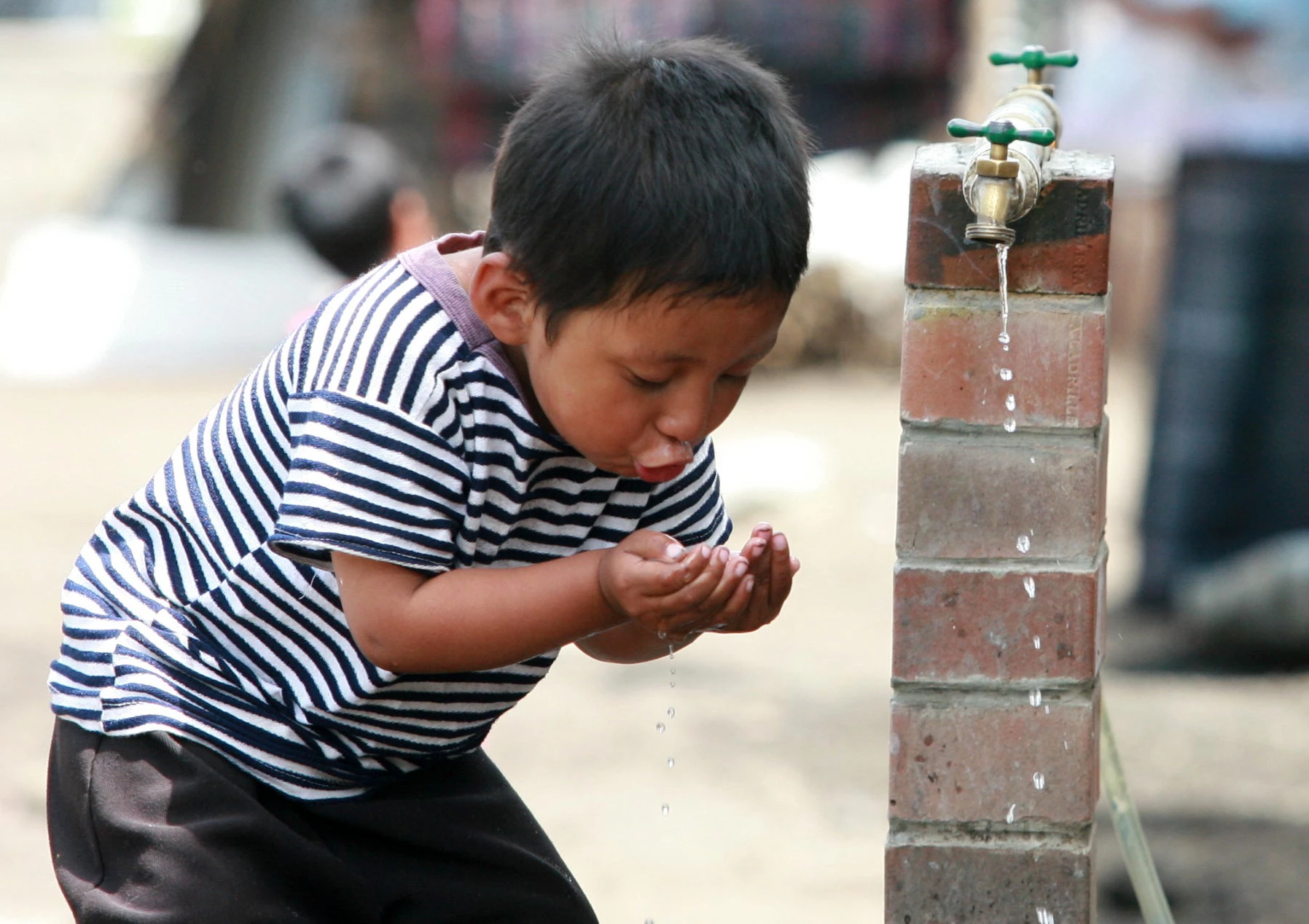 Un niño bebiendo agua en Panabaj, Solola, Guatemala