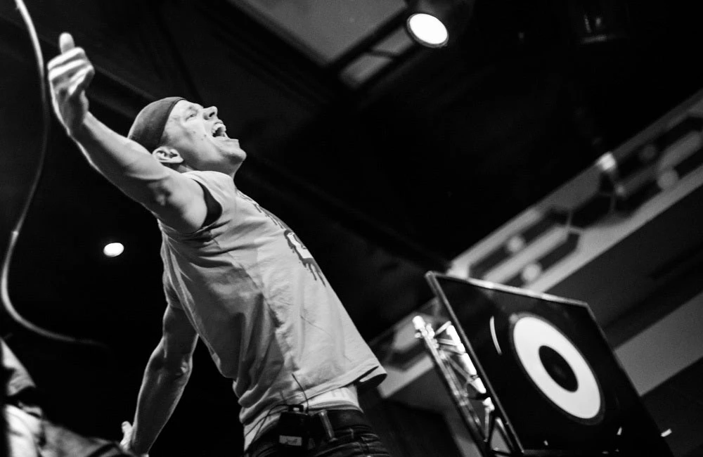 Signmark s'exprime en langue des signes en faveur de l'inclusion sociale.  Photo avec l'aimable autorisation de © Emmi Virtanen/Flickr Creative Commons