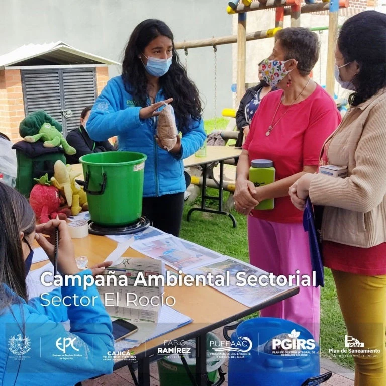 Woman talking to two other women as part of the Green Containers Program in Colombia.