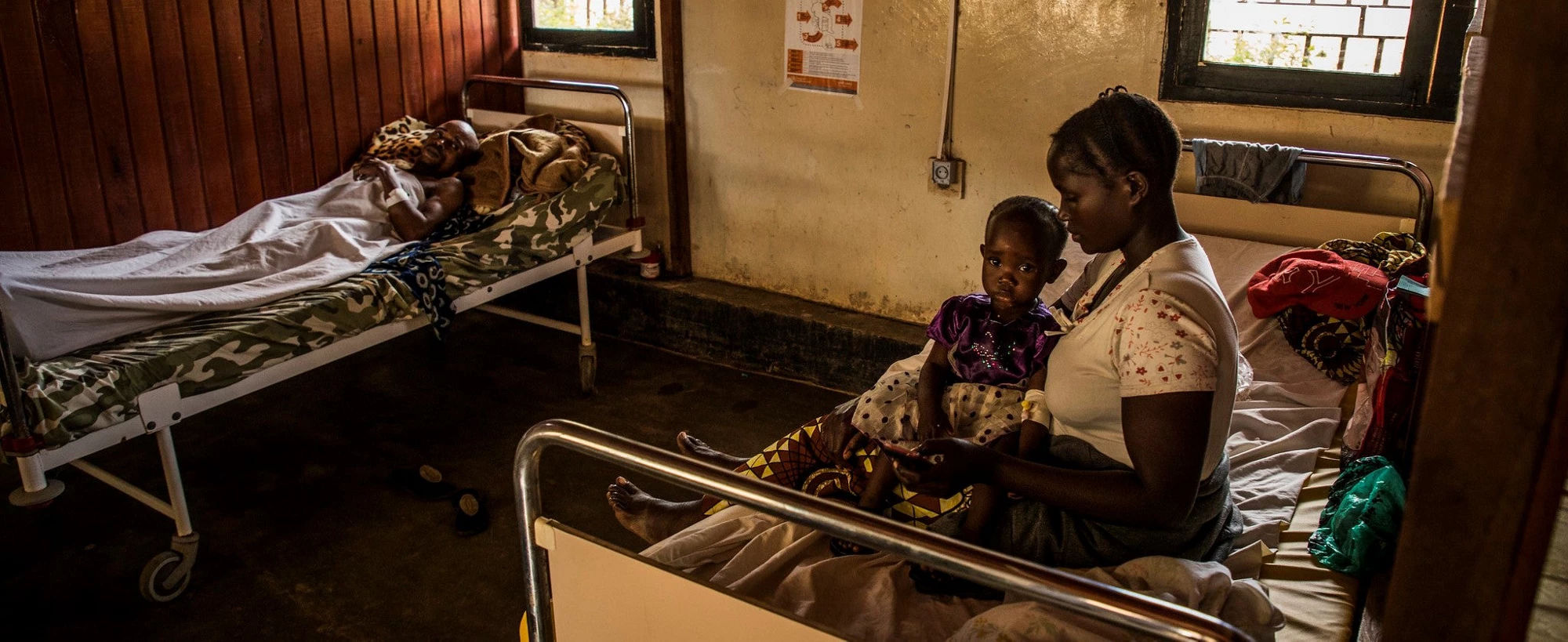 A mother and her daughter at the general hospital of Beni, Democratic Republic of Congo. Photo: World Bank / Vincent Tremeau