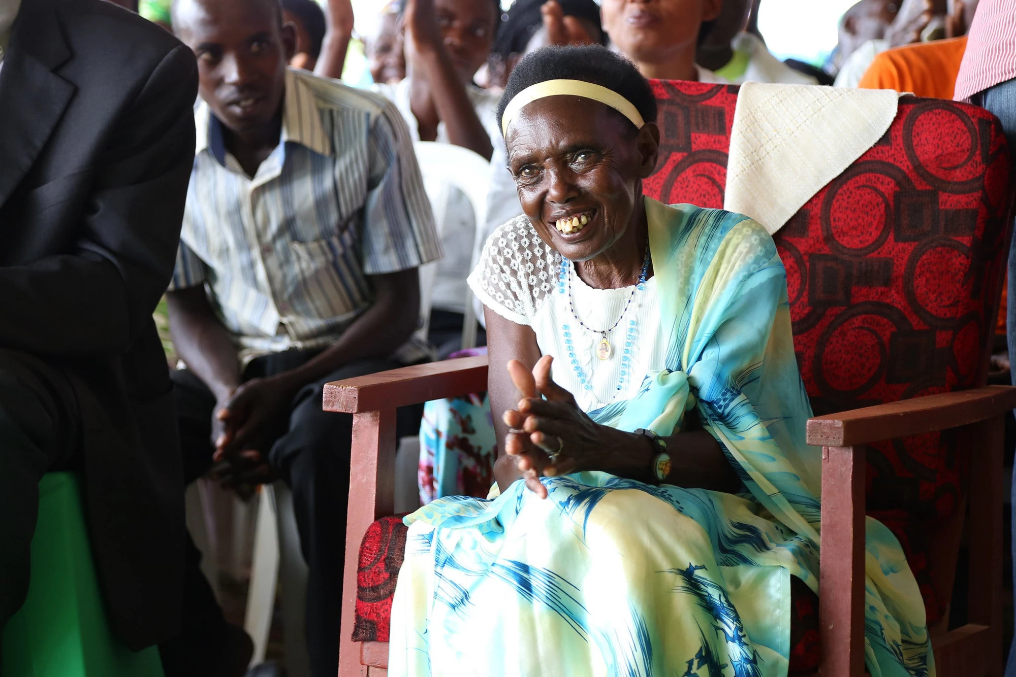 Bénéficiaire du programme Vision 2020 Umurenge du Rwanda (VUP), Susanne Nyiramahungura, 72 ans, a expliqué aux équipes de la Banque mondiale que ce programme lui avait donné une seconde chance dans la vie. Handicapée de naissance, Susanne remercie Dieu et le VUP de lui avoir permis de mettre de l'argent de côté et de vivre mieux. Photo : © Sarah Farhat/Banque mondiale