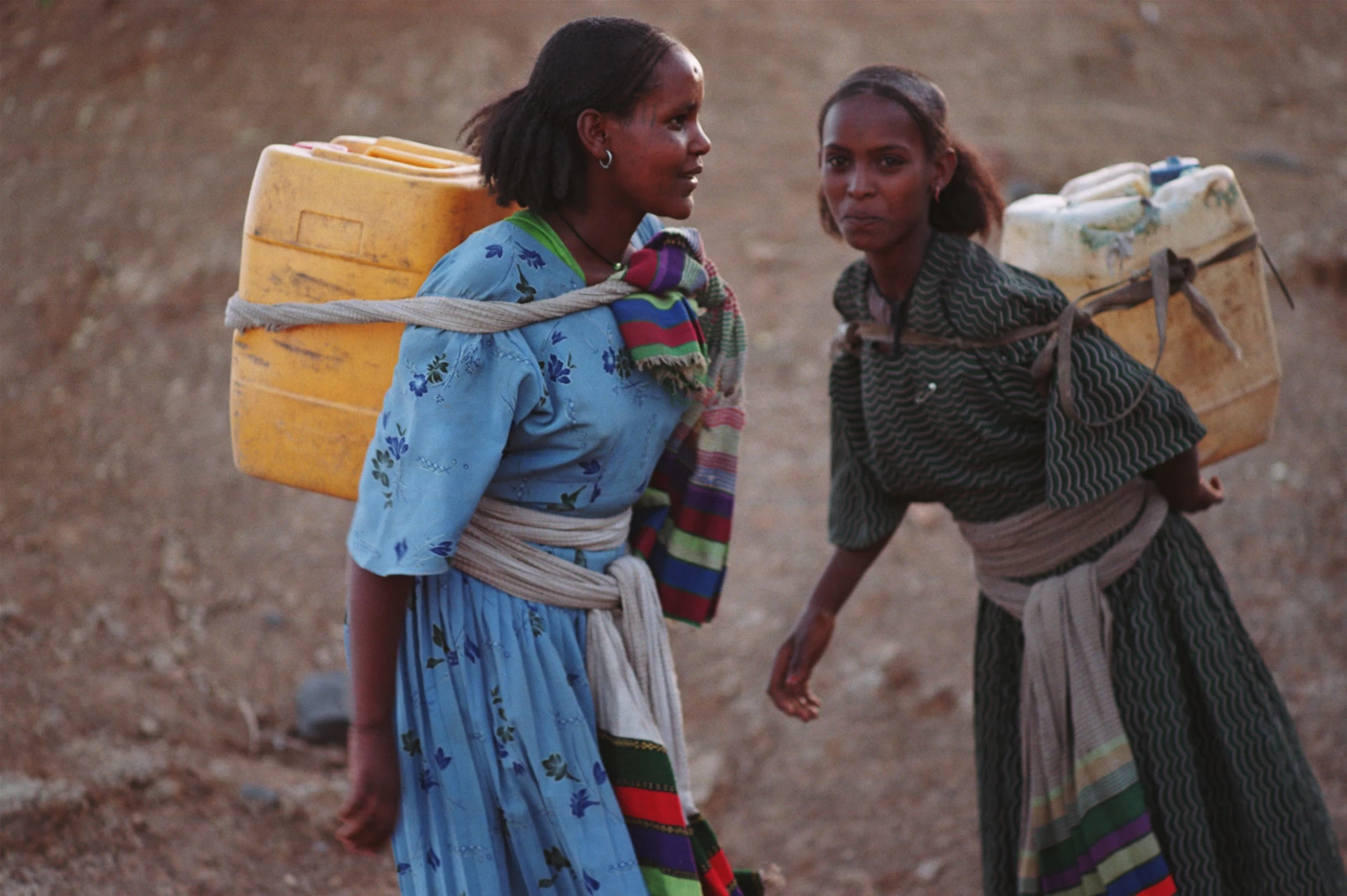 Ethiopian girls carrying water. Waterdotorg/Heather Arney