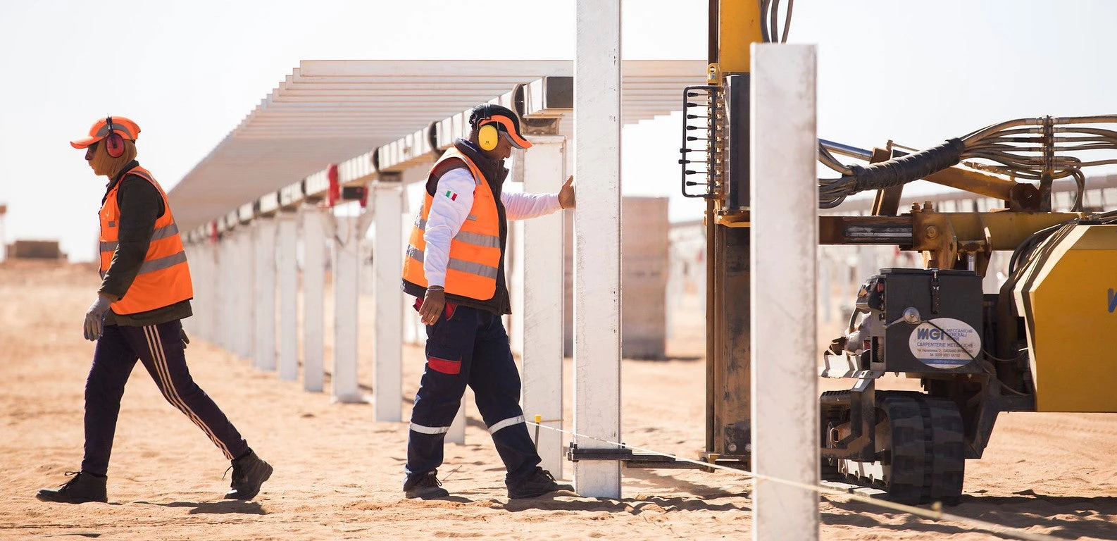 Égypte : des ouvriers installent des poteaux en métal dans un parc solaire. Photo : © Dominic Chavez/IFC