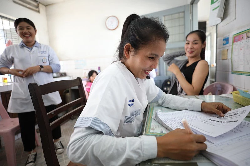 Rath Thida, mère enceinte, reçoit des soins prénataux au centre de santé Teuk Thla à Phnom Penh, au Cambodge.