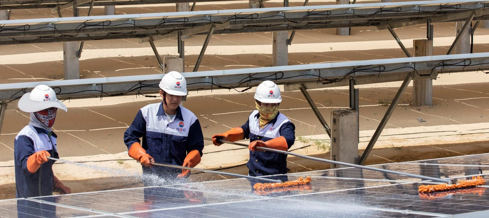 Workers maintain 145,560 solar panels that spread across 45 hectares at the Phong Dien solar plant, in Phong Dien District, Thua Thien - Hue Province, Vietnam. Photo @ Dominic Chavez/International Finance Corporation
