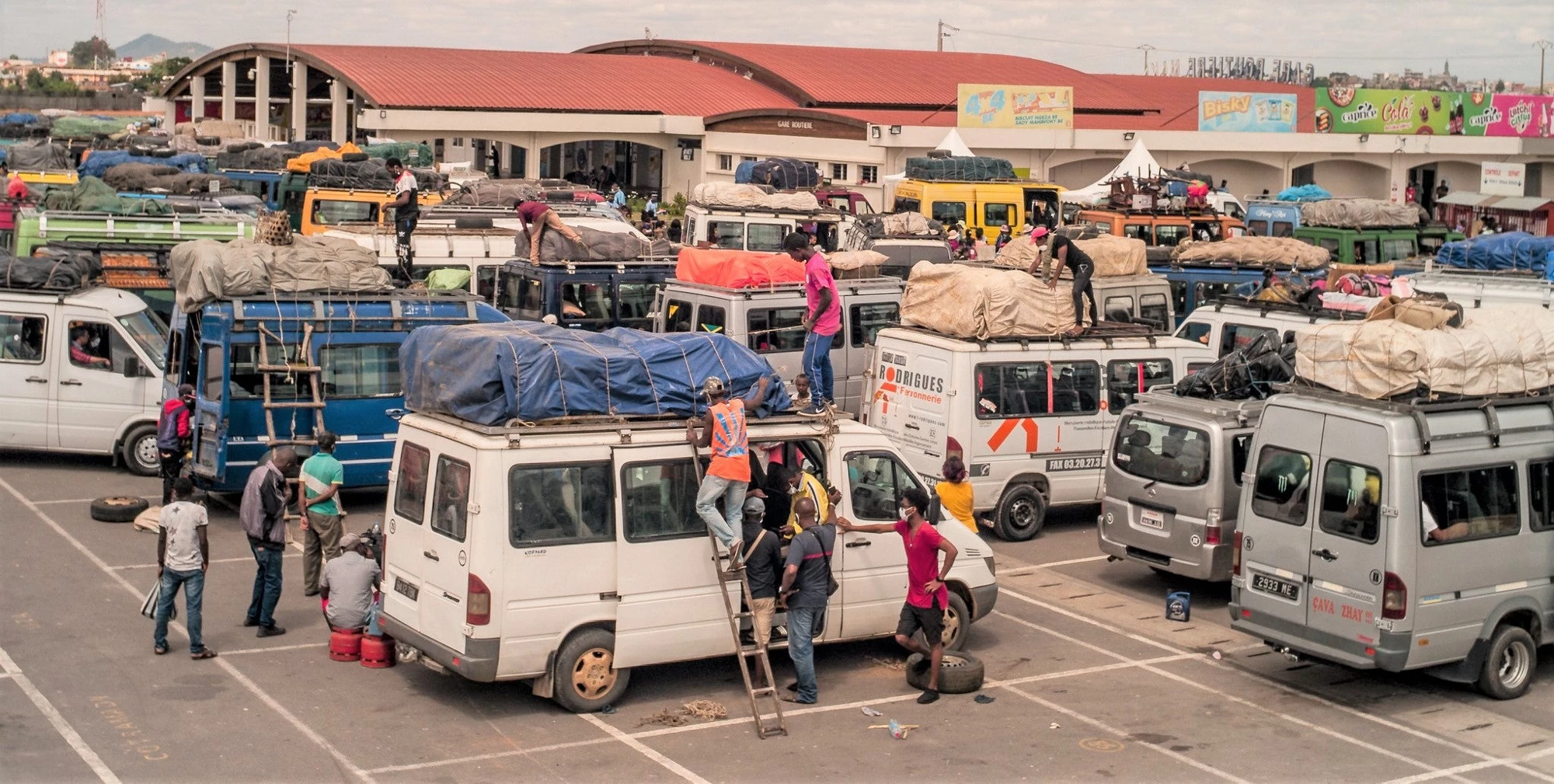 À la gare routière d?Antananarivo, la capitale de Madagascar, ces travailleurs repartent chez eux faute d?avoir pu trouver de quoi faire vivre leur famille à cause d?un confinement prolongé. Alors que les pays les plus pauvres du monde cherchent à relancer leur croissance et redonner du travail à un maximum de personnes, l?adoption d?une stratégie visant à « reconstruire en mieux » se justifie pleinement. (Photo : Henitsoa Rafalia / Banque mondiale)