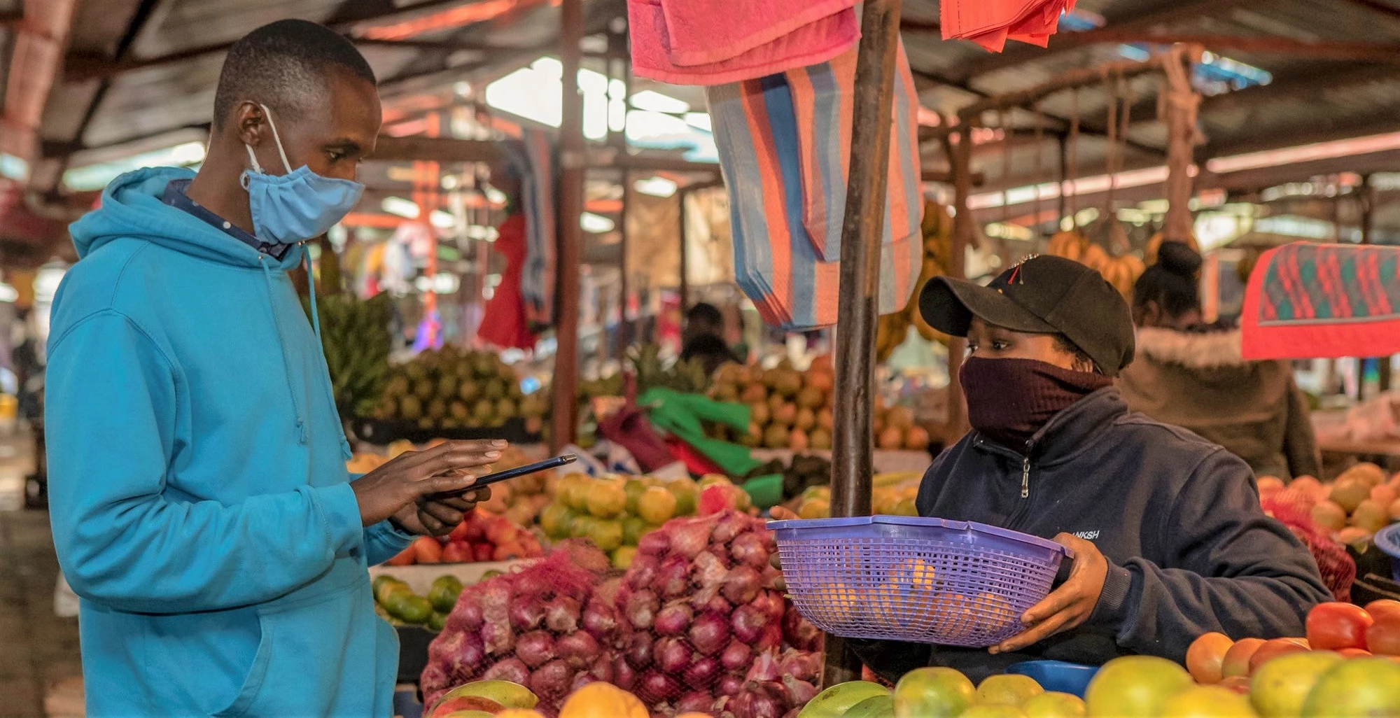 肯尼亚的一个市场在COVID-19期间出售水果和蔬菜。 在撒哈拉以南非洲，频繁的气候冲击使维持长期粮食生产增长变得越来越困难，从而加剧了COVID-19对粮食安全的影响。图片: © Sambrian Mbaabu/世界银行