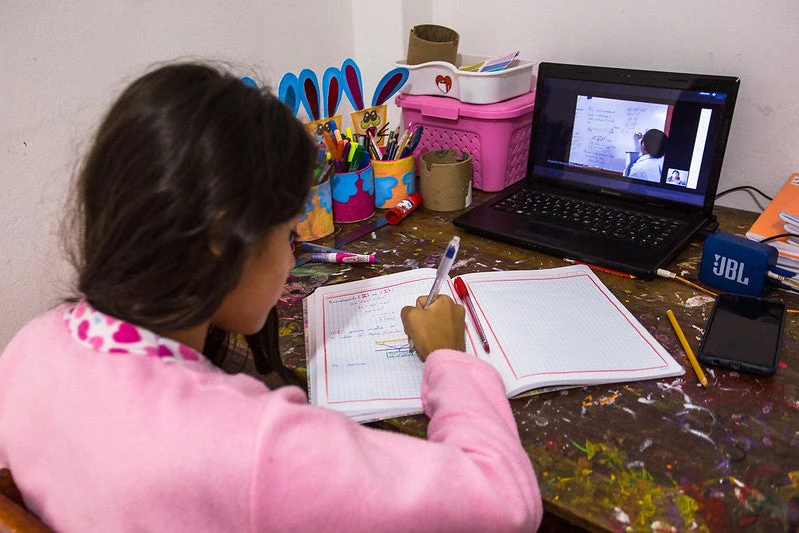 Michell Huamán attending a virtual class in Lima, Peru, due to the COVID-19 pandemic. Photo: © Victor Idrogo/World Bank