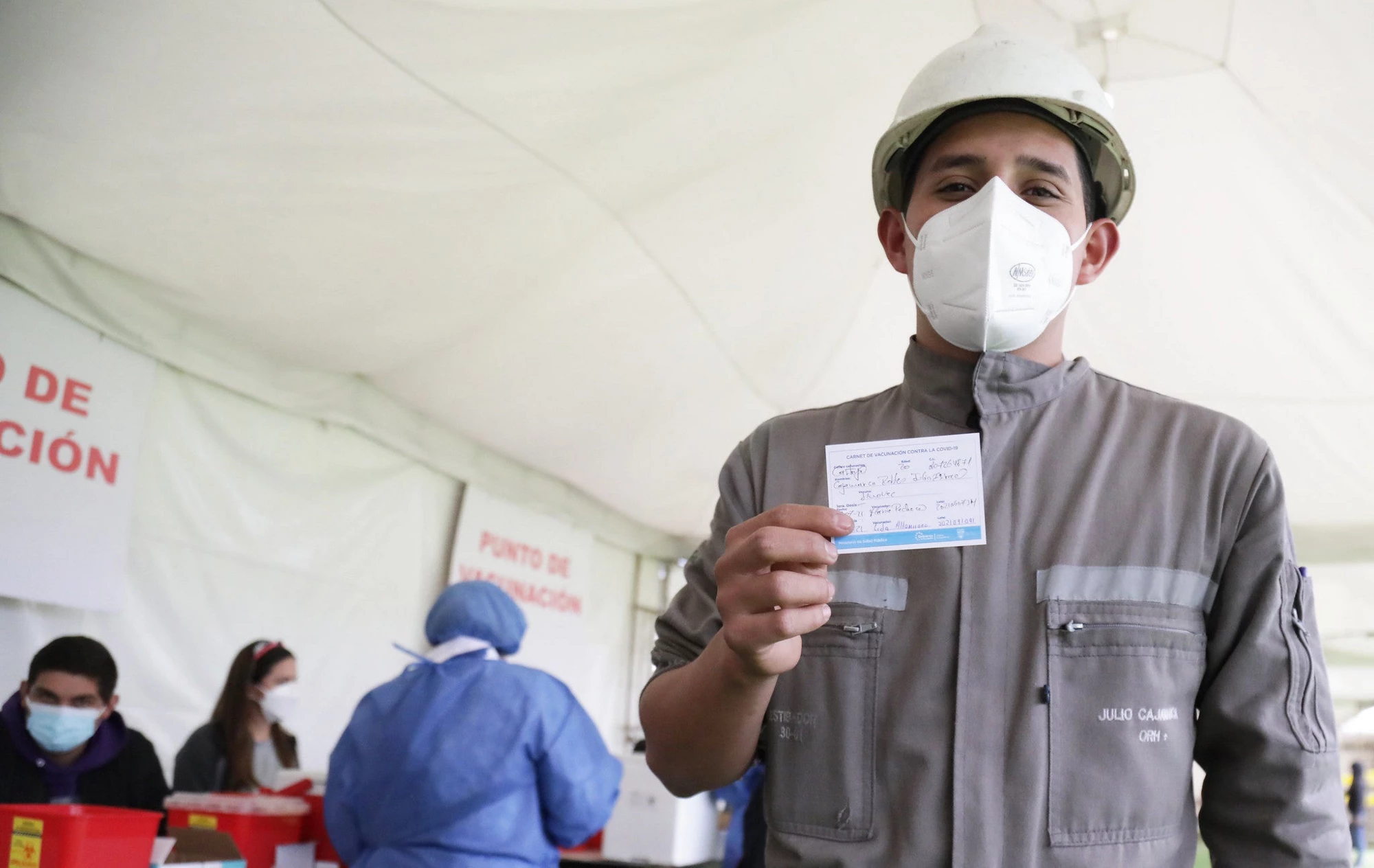 Trabajador recibe la segunda dosis del esquema de vacunación en Cuenca, Ecuador