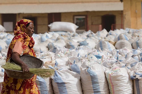 Workers sort, repack, and ship goods in Al Obaied Crop Market, North Kordofan, Sudan. Source - Salahaldeen Nadir/World Bank