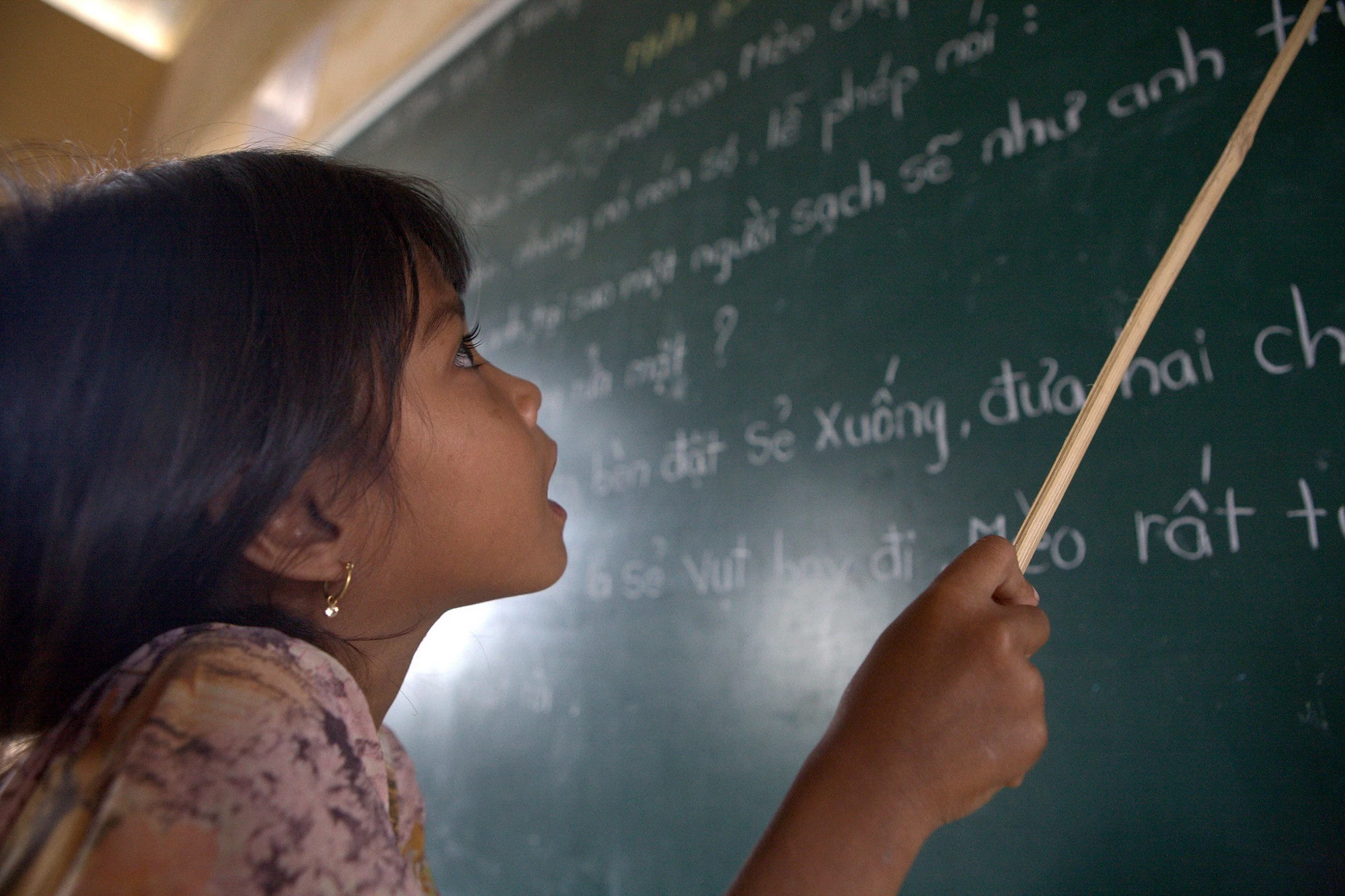 A student of Khmer descent learns Kinh language (the official Vietnamese language) at the Lac Hoa Primary School in Soc Trang province. The report "Vietnam High Education For All by 2020" finds that gaps in learning still exist, particularly between groups of different income levels and between Kinh, Chinese and ethnic minorities. Soc Trang province, Vietnam