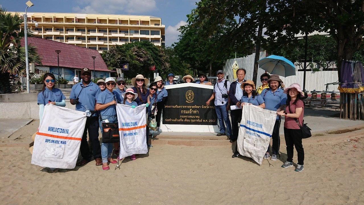 World Bank volunteers from the Thailand office took to Pattaya city?s coastlines, cleaning it, planting coral reefs, and setting nursery-raised sharks and crabs free to help balance the ecosystem.