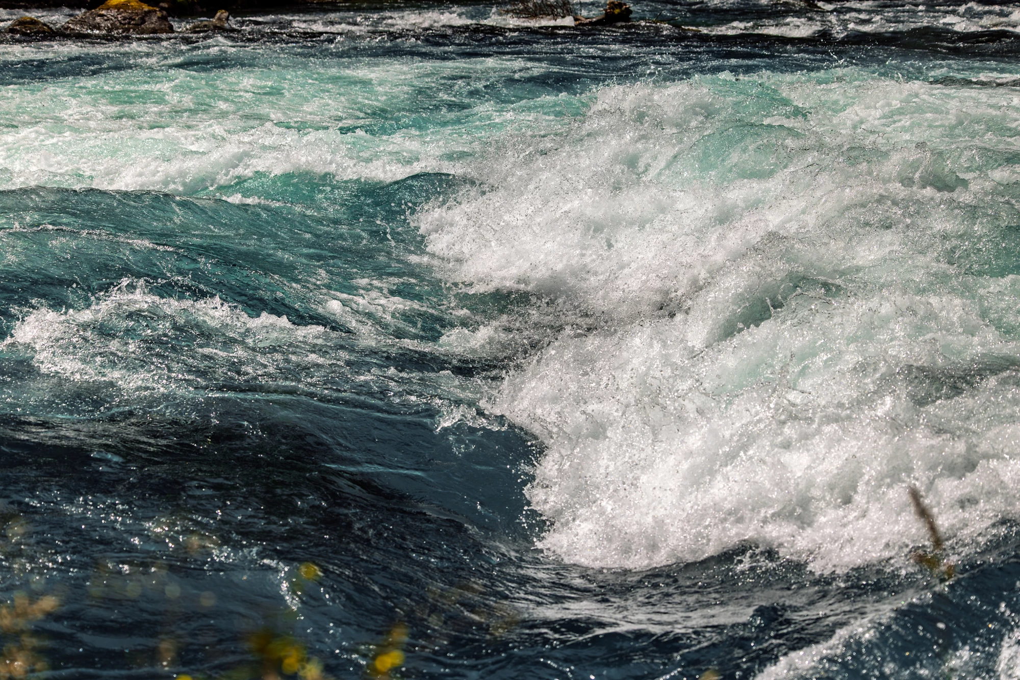 The threshold of the mountain river. The water is choppy and the waves are high, creating a sense of power and energy. The scene is dynamic and exciting, with the water constantly changing and moving
