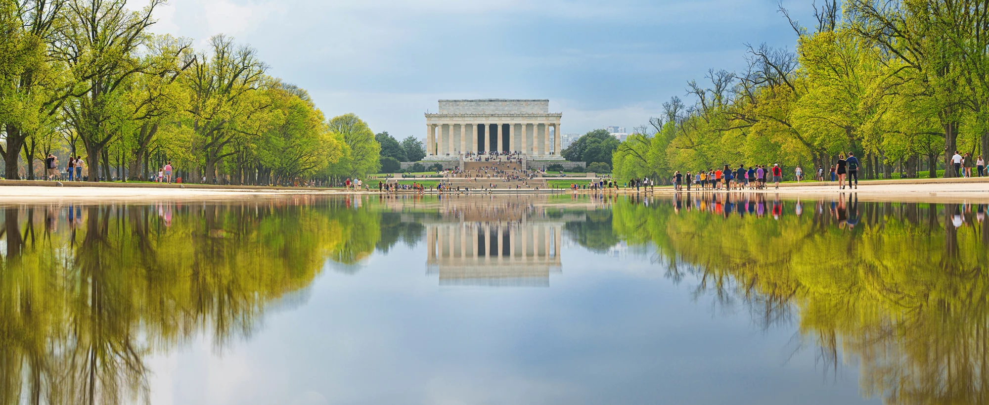  Lincoln memorial and pool in Washington DC, USA 