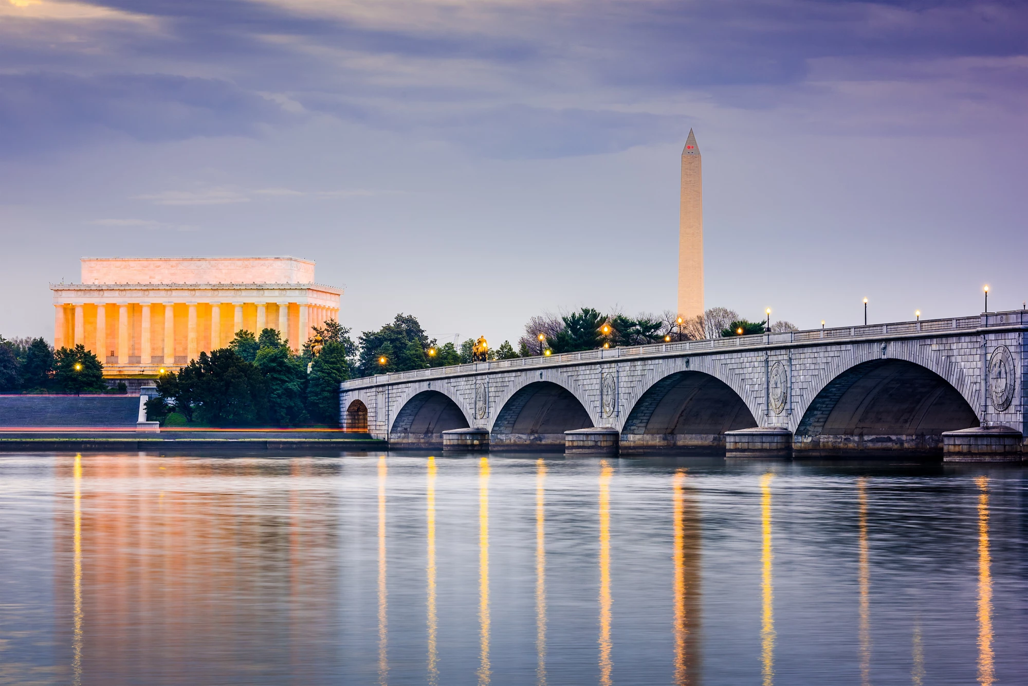 Washington DC, USA skyilne on the Potomac River with Lincoln Memorial, Washington Memorial, and Arlington Memorial Bridge.