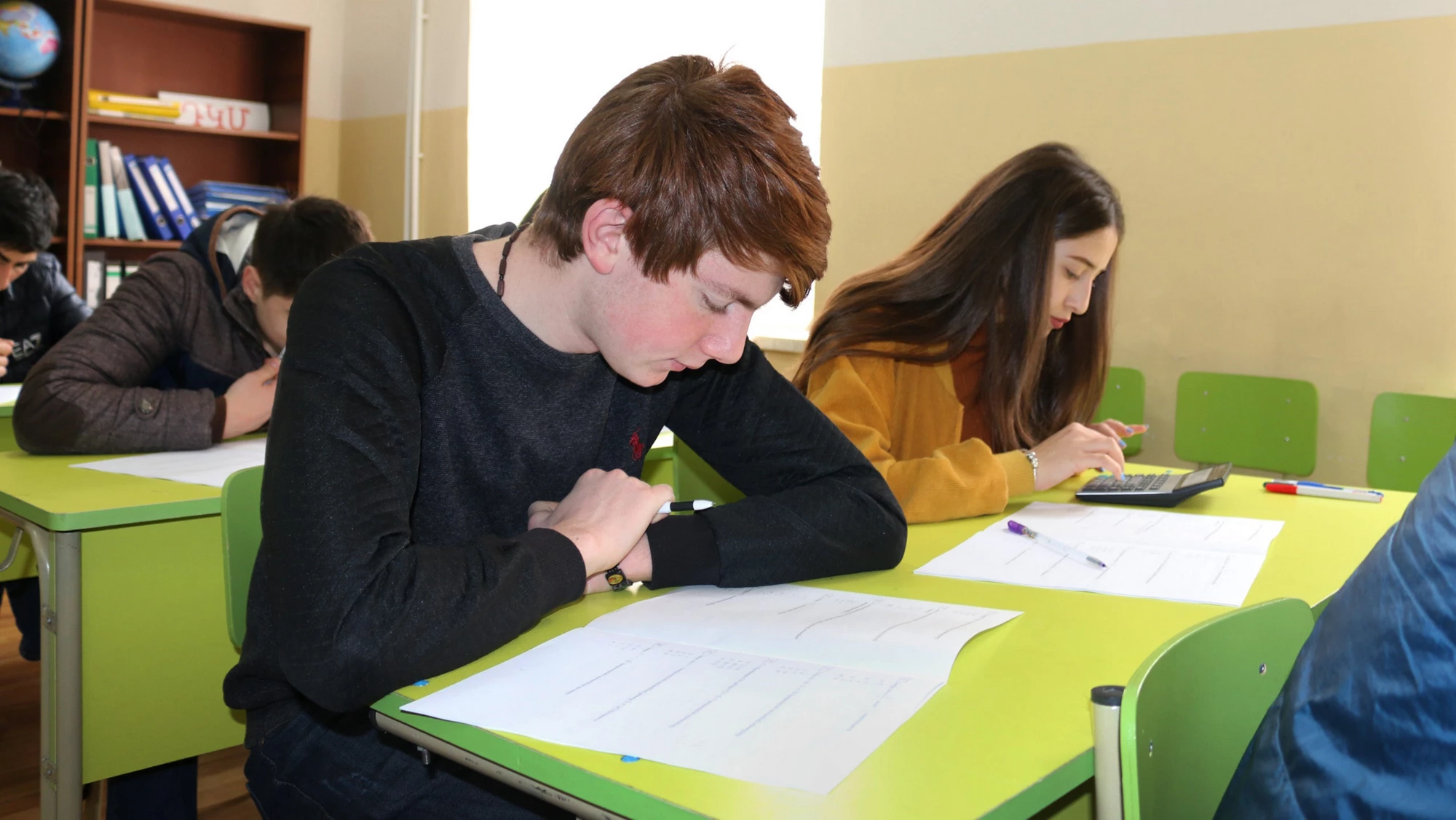 Estudiantes en un salón de clase en Armenia