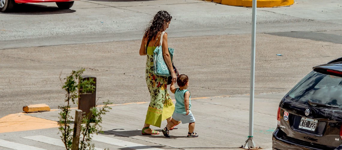 Raising children alone in Latin America and the Caribbean: strong mothers and weak social assistance