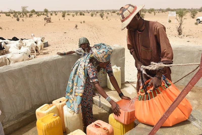 Une famille remplit des réservoirs d’eau en Afrique de l’Ouest. Crédits photo : Commission du bassin du lac Tchad (CBLT)