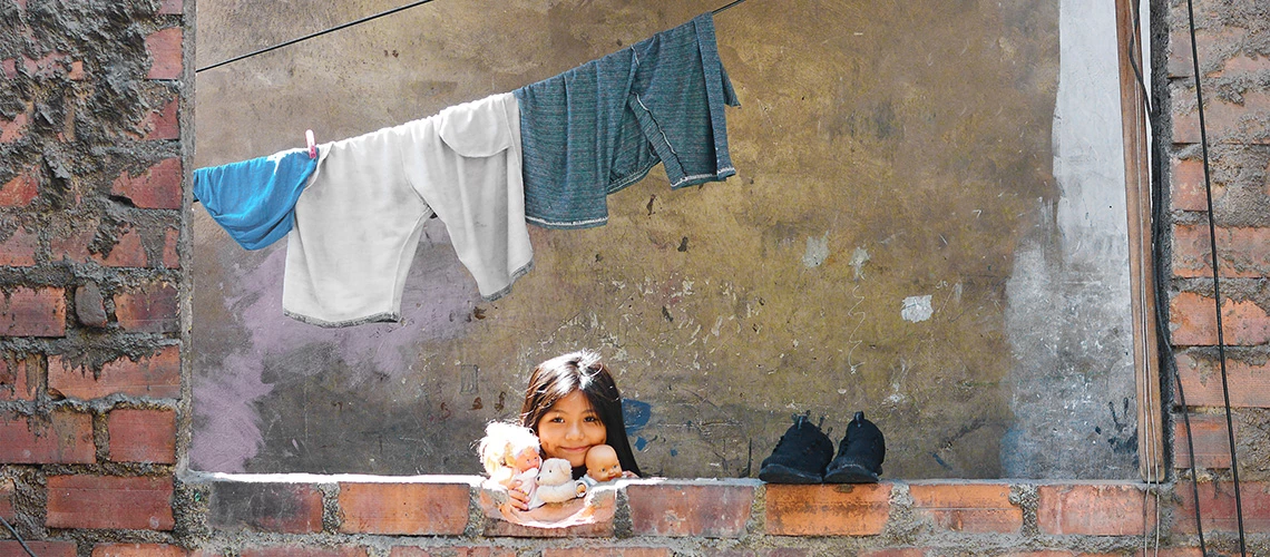 Isolated Kid during the penamic. | © shutterstock.com