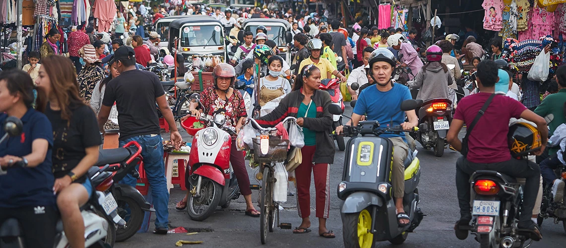 Crowded street in Phnom Penh, Cambodia, near central market. | © shutterstock.com