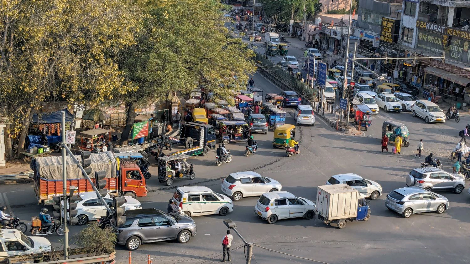 A photo of traffic in Delhi, India