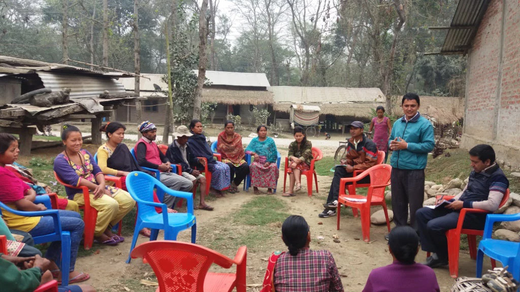 Reunión comunitaria en Assam (India) para abordar el conflicto entre seres humanos y la vida silvestre. Crédito de la fotografía: Alexandra Zimmermann