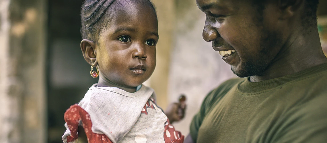 Father holding his daughter. | © istockphoto.com