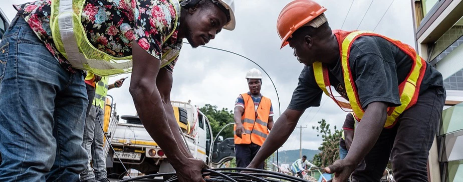 Workers laying fiber cables in Ghana to meet the growing demand for broadband connectivity. © Tom Saater/IFC