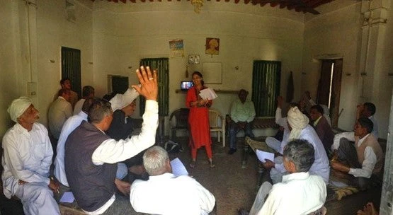 Ishita Kapur leads a focus group discussion on water depletion in Kurukshetra, Haryana, India.