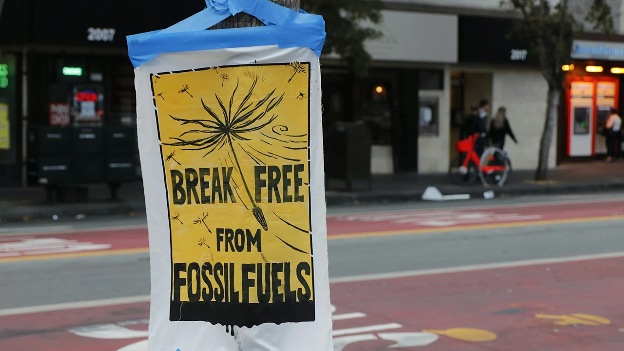 "Break Free from Fossil Fuels" street sign. | © Eelco Böhtlingk on Unsplash