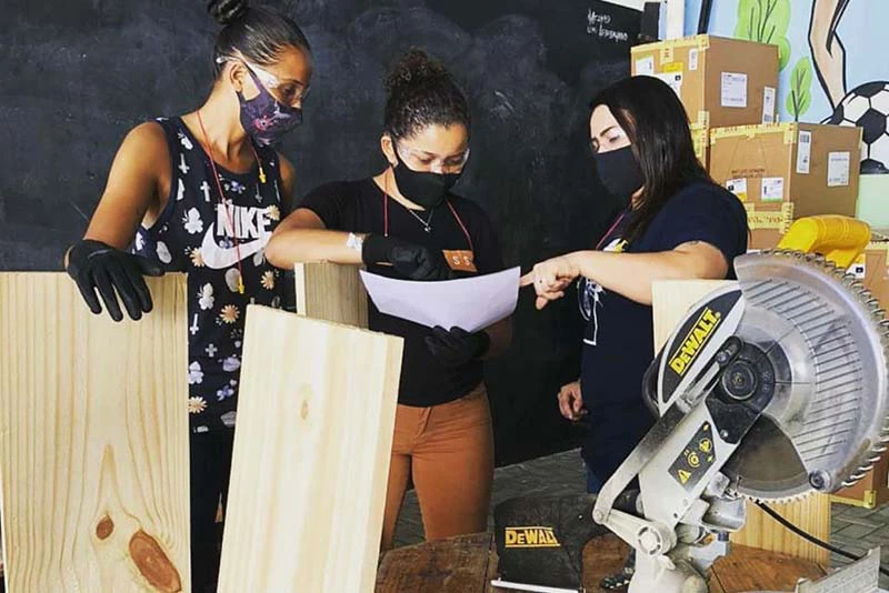 Geysa Lopes, Fundadora do Furniture Pallet (direita), dando um workshop sobre marcenaria para mulheres.