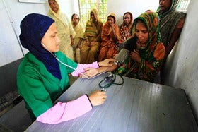 A health checkup in Akbarnagar Community Clinic, Bangladesh. Mahfuzul Hasan Bhuiyan/World Bank