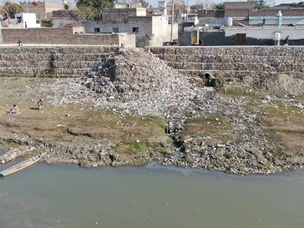 A polluted riverbank. Photo: World Bank.