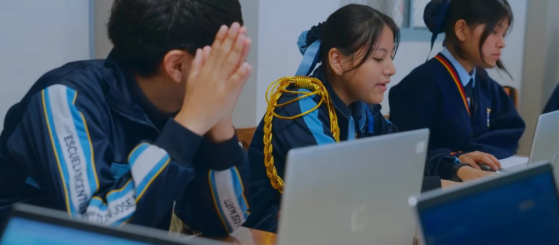 Del aprendizaje al empleo: un orientador vocacional con IA para estudiantes que están decidiendo su futuro 