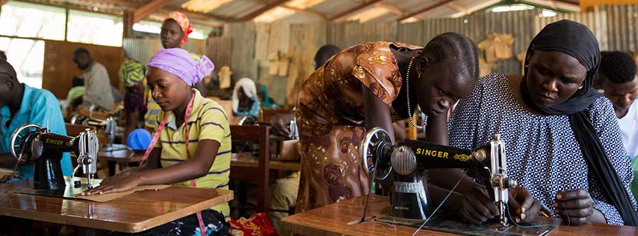 Des réfugiés apprennent de nouvelles compétences lors d'une formation en couture de l'Institut technique Don Bosco dans le camp de réfugiés de Kakuma, à Kakuma au Kenya, le 9 février 2018. Photo © Dominic Chavez/IFC  