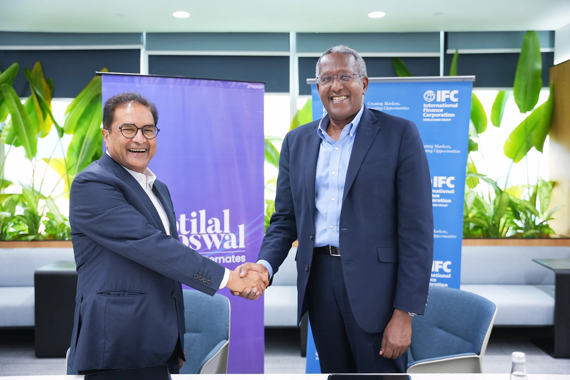 Raamdeo Agarwal, Chairman, Motilal Oswal Group with Mohamed Gouled, Vice President of Industries, IFC during the signing ceremony