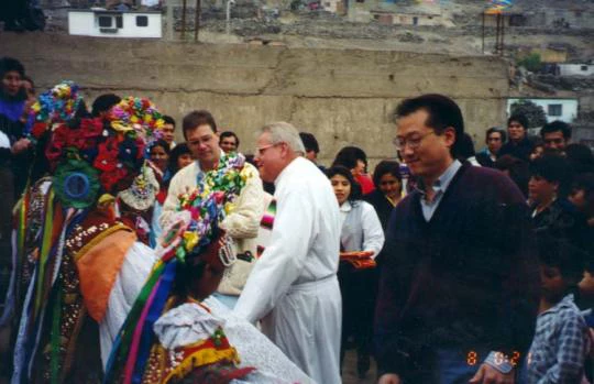  جيم يونغ كيم مع الأب جاك في بيرو